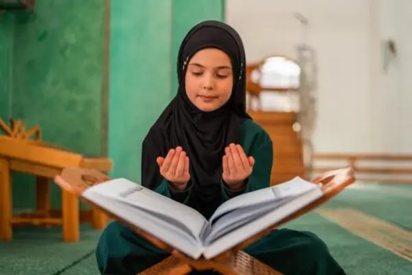 A child learning daily Islamic manners, Adab, and beautiful life lessons from the Sunnah online.